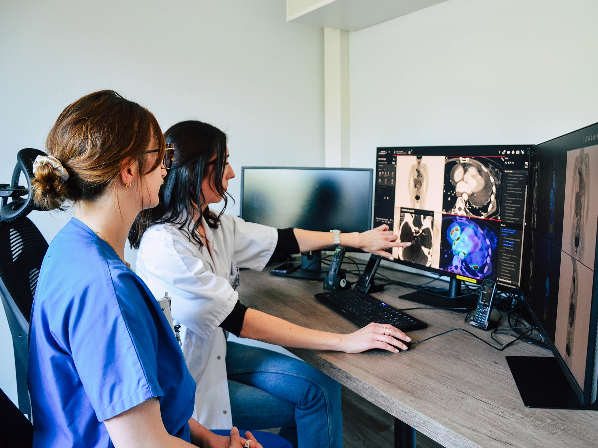 Medecin-nucleaire-avec-manip-radio-qui-analysent-des-images