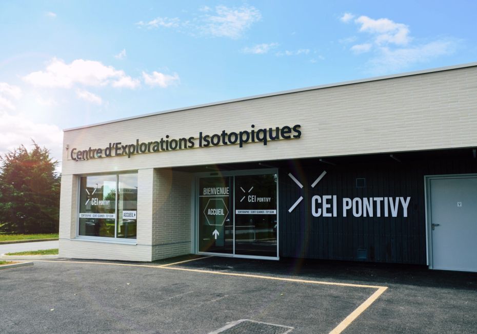 Femmes qui analyse une scintigraphie